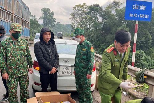 Bắt quả tang đối tượng vận chuyển hơn 1 tạ pháo lậu lúc rạng sáng