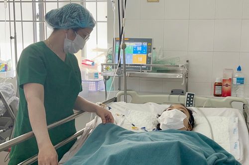 Mẹ với 2 con gặp nạn khi đi khám bệnh