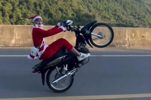 Tạm giam thanh niên mặc đồ 'ông già Noel' chạy xe máy bốc đầu, lạng lách