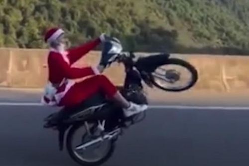 Khởi tố 'ông già Noel' bốc đầu xe máy trên cao tốc ở Thái Nguyên