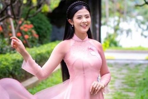 Dịu dàng thanh lịch, Hoa hậu Ngọc Hân diện áo dài đón Xuân