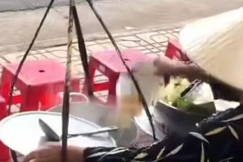 Phạt thêm 2 triệu đồng với người bán hàng rong vụ 'đổ thức ăn thừa vào nồi bán tiếp'