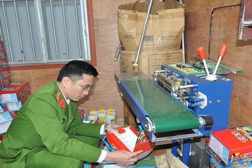 Mua bán kẹo 'trôi nổi' về cửa hàng tự in hạn sử dụng