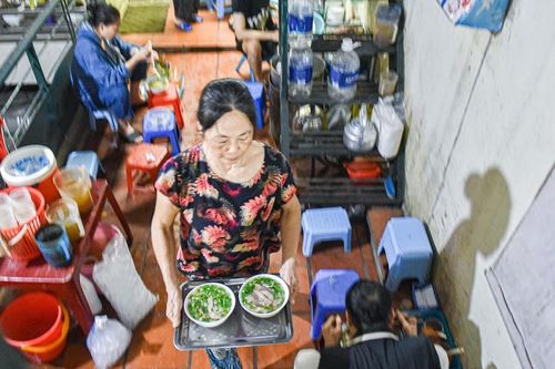 Phở bưng Hàng Trống trong như nước suối, khách lách hẻm hẹp, 'gù lưng mỏi gối' chờ ăn