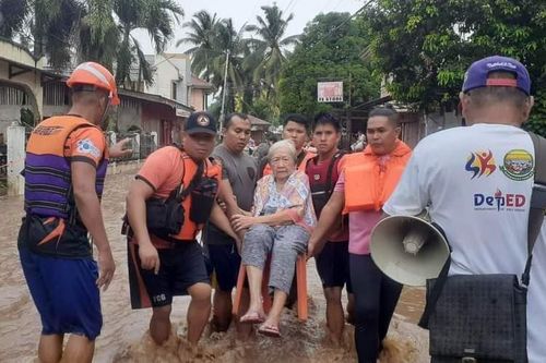 Lũ lụt càn quét Philippines, hàng vạn người dân phải đi sơ tán