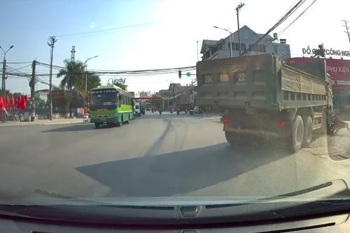 Người phụ nữ đi xe máy suýt bị cuốn vào gầm xe tải chỉ trong gang tấc