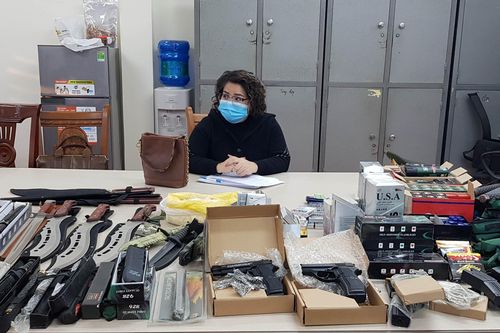 Phát hiện cả nghìn súng ngắn, dao kiếm trong nhà tiểu thương chợ Đông Kinh