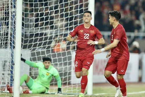 2 thẻ đỏ bước ngoặt, chiến thắng tưng bừng cho Việt Nam