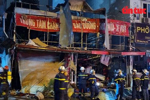 Hà Nội: Sau tiếng nổ lớn, cửa hàng sửa xe máy bốc cháy dữ dội, nhiều người đi cấp cứu