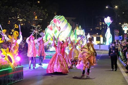 Sôi động Lễ hội Carnaval đường phố ven hồ Xuân Hương