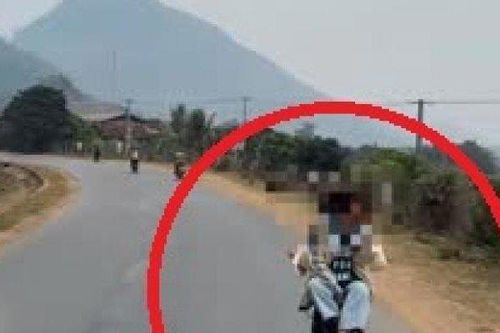 Clip: Cô gái trẻ gây sốc với cảnh ngồi vắt vẻo quay lưng với nữ tài xế lái xe máy điện