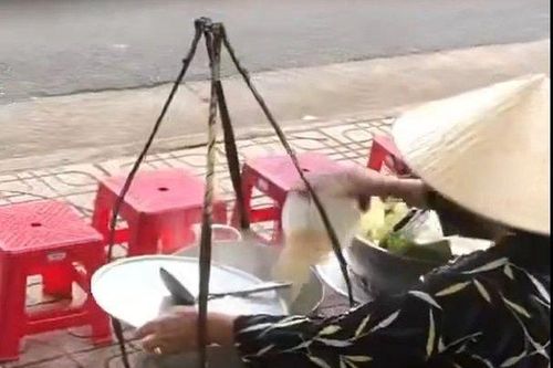 Tiếp tục xử phạt người bán hàng rong đổ thức ăn thừa vào nồi nước lèo