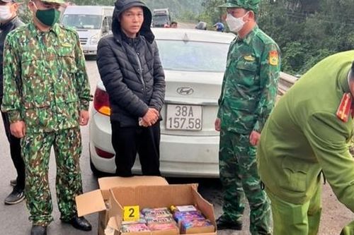 'Đánh' ôtô con lên biên giới chở pháo lậu thì bị bắt