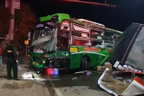 Xe khách giường nằm va chạm xe tải làm hàng chục người bị thương