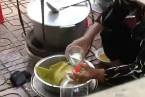 Người đổ thức ăn thừa vào nồi bán lại cho khách bị phạt thêm 2 triệu đồng