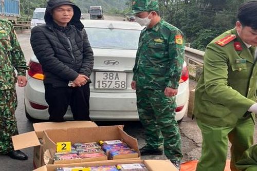 Bắt vụ vận chuyển hơn 100 kg pháo đang trên đường về xuôi