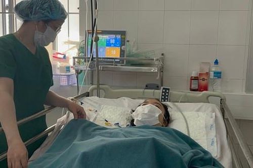 Va chạm giao thông với xe tải người phụ nữ bị biến dạng đùi phải, chấn thương vùng kín
