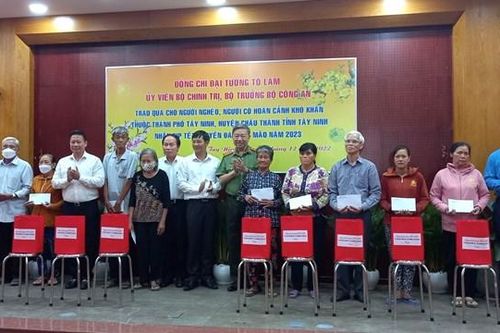 Lãnh đạo Bộ Công an và Mặt trận Tổ quốc Việt Nam trao quà Tết tại Tây Ninh