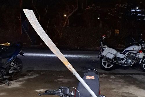 Cảnh sát vây bắt nhiều thanh niên mang hung khí ra đường