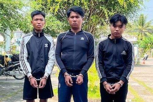 Nhóm cướp vung dao dọa chém người trên quốc lộ