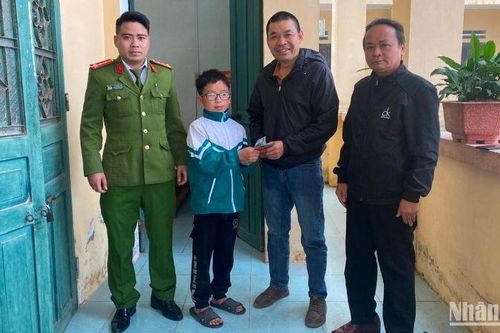 Thái Bình: Nhặt được gần 20 triệu đồng, học sinh lớp 6 trả lại người đánh rơi