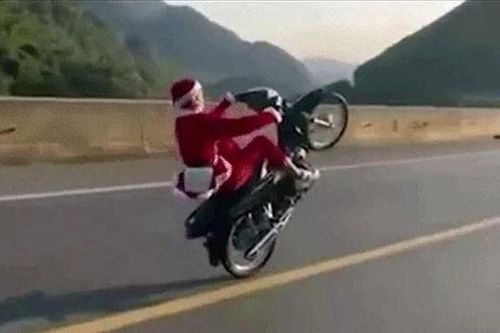 Án nào cho 'ông già Noel' bốc đầu xe máy trên đường ở Thái Nguyên?
