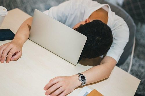 Giáo viên Nhật làm thêm quá số giờ quy định