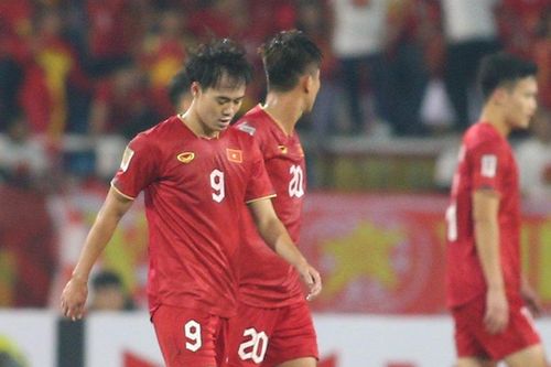 Văn Toàn xin lỗi vì thẻ đỏ ở trận gặp Malaysia