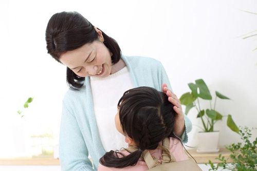 'Hãy hôn bộ óc của con!'