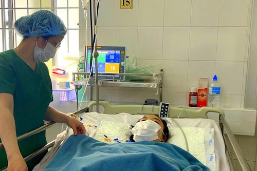 Huy động nhiều ê-kip bác sĩ cứu cô gái bị tai nạn đa chấn thương nguy kịch