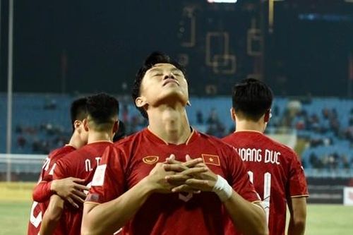 Quế Ngọc Hải gây sốt với kiểu ăn mừng 'đi ngủ' của Ronaldo