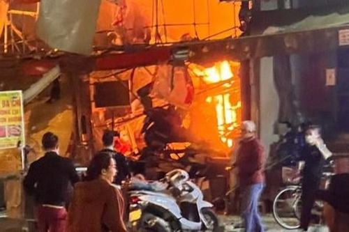 Tiếng nổ rung trời và hiện trường hoang tàn sau vụ cháy khiến nhiều người bị thương ở Hà Nội