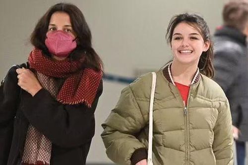 Suri Cruise ở tuổi 16