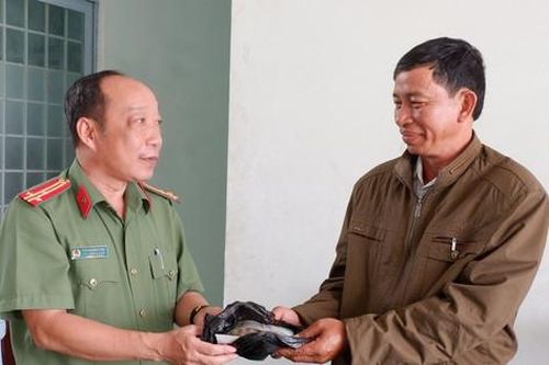 Nhặt được hơn 70 triệu, nhờ công an trao trả lại người đánh rơi