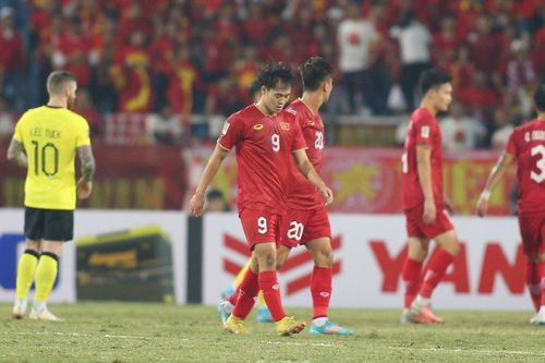 Văn Toàn xin lỗi sau tấm thẻ đỏ
