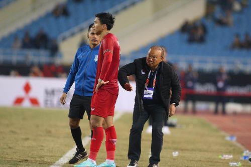 Thầy Park 'cầu hòa' trọng tài giúp Văn Hậu tránh thẻ