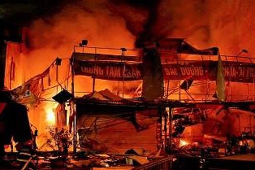 Cháy cửa hàng sửa xe máy ở Hà Nội do nổ bình gas khi ăn lẩu?