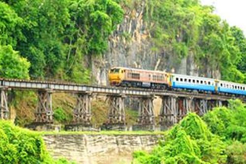 Du khách nước ngoài rơi khỏi chuyến Đường sắt Tử thần thiệt mạng vì mải chụp ảnh