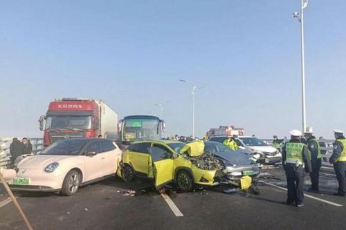 Sương mù dày đặc ở Trung Quốc, hơn 200 ô tô đâm liên hoàn