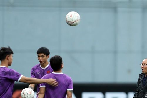 Tuyển Việt Nam tập làm quen sân cỏ nhân tạo và thời tiết tại Singapore