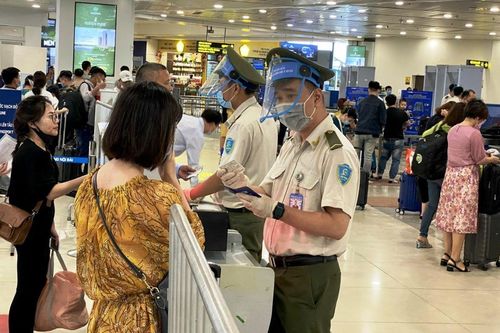 Cấm bay với khách hút thuốc, dùng giấy tờ người khác đi máy bay