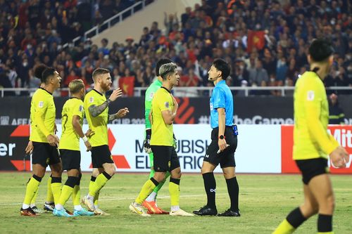 Vì sao cầu thủ Malaysia phải nhận thẻ đỏ sau pha va chạm với Văn Hậu?
