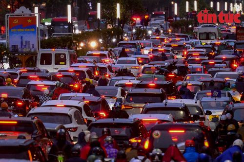 Giao thông Hà Nội ùn tắc kinh hoàng trong tối mưa rét