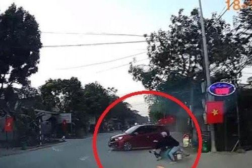 Clip: Nữ tài xế bẻ lái cực nhanh, ô tô vẫn bị xe sang Mercedes tông văng