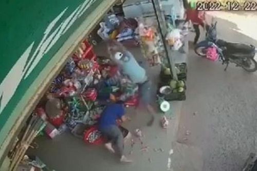 Nói đùa với thanh niên say rượu, chủ tiệm tạp hóa không ngờ đến hậu họa
