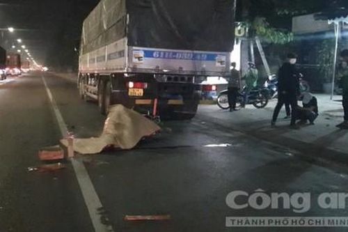 Tông đuôi xe tải, thanh niên chạy xe máy tử vong tại chỗ