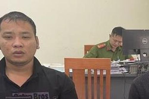 Truy bắt 2 đối tượng mang theo súng đạn và pháo nổ 'dạo phố'