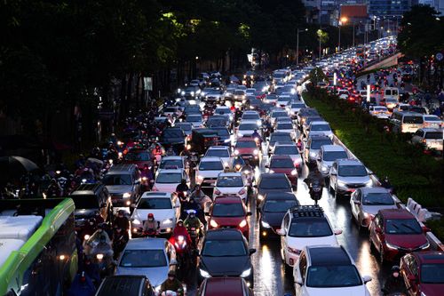 Tắc đường giờ tan tầm, người Hà Nội chôn chân dưới mưa rét