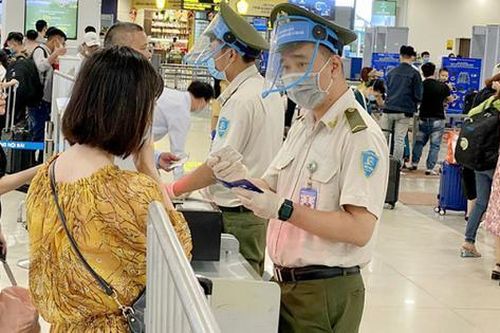 3 người bị cấm bay vì hút thuốc lá, dùng giấy tờ của người khác đi máy bay
