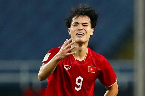Hậu vệ Malaysia bất ngờ bênh Văn Toàn ở tình huống thẻ đỏ